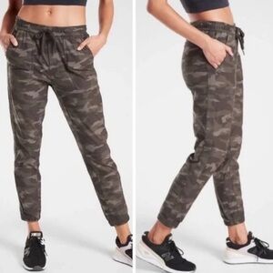 NWT Athleta Camo Farallon Camouflage Jogger Pants - Size 4